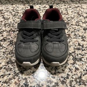 Toddler Boys Size 10 OskKosh B’gosh Dress Sneakers